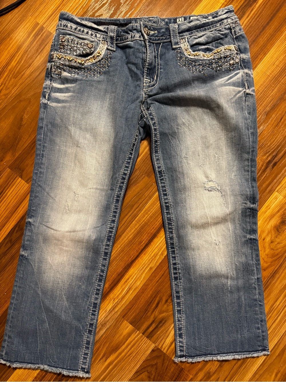 🚨 vintage Miss Me Light Denim Cropped Jeans with Embellished Pockets